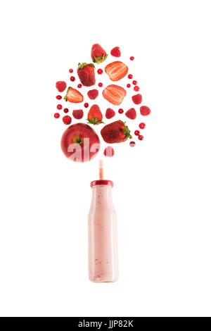 gesunde Beeren-Smoothie in Glasflasche isoliert auf weiße, frische Frucht-Smoothie-Konzept Stockfoto