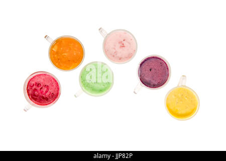Draufsicht der frischen Frucht-Smoothies in Tassen aus Glas isoliert auf weiss Stockfoto