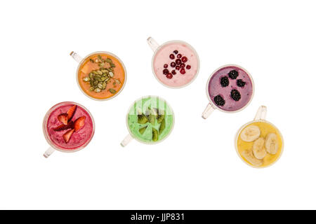Draufsicht der frischen Frucht-Smoothies in Tassen aus Glas isoliert auf weiss Stockfoto