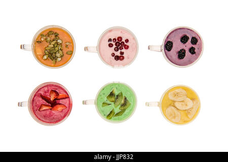 Draufsicht der frischen Frucht-Smoothies in Tassen aus Glas isoliert auf weiss Stockfoto
