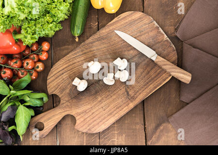 Zusammensetzung von Lebensmitteln mit Vielzahl von rohem Gemüse und Pilze auf Schneidebrett. Bio-Lebensmittel-Hintergrund Stockfoto