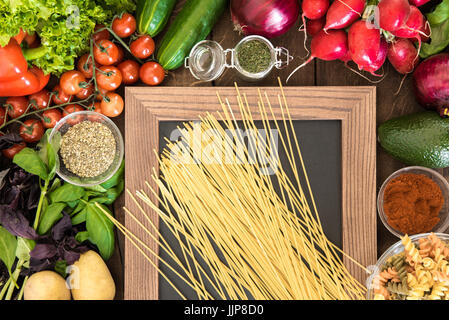 Über Ansicht von Essen Hintergrund mit natürlichen Gemüse, Gewürze und zwei Arten von italienischer Pasta an Tafel Stockfoto