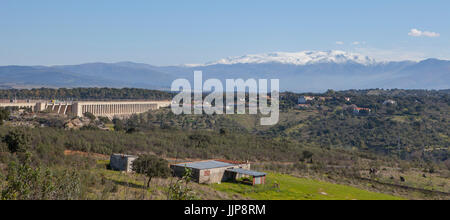 Gabriel y Galan Reservoir, Caceres, Spanien. Verschneite Gredos Berge an Unterseite Stockfoto