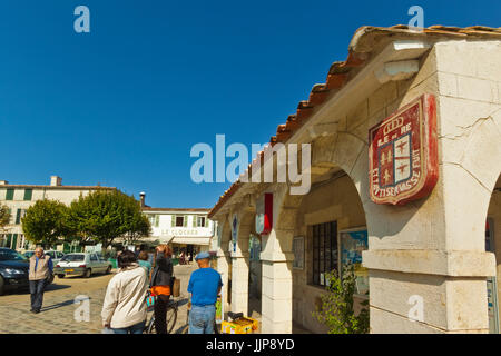 Tourist Office am Place Carnot hier in den wichtigsten westlichen Stadt auf der Insel. Ars en Ré, Île de Ré, Charente-Maritime, Frankreich Stockfoto