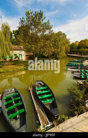 Paddelboote am Startpunkt für Touren in Feuchtgebieten der Marais Poitevin "grüne Venedig". Nasbinals, Deux Sèvres; Nouvelle-Aquitaine; Fran Stockfoto