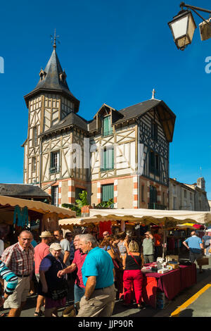 Besetzt Rue de Tempel auf beliebten Markt Tag an diesem hübschen South Western historische Bastide. Eymet; Bergerac, Dordogne, Frankreich Stockfoto