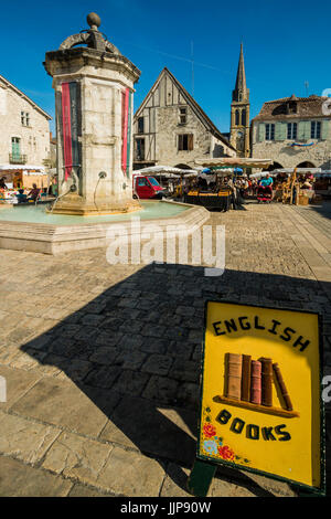 Brunnen in Place Gambetta auf beliebten Markt Tag dieses South Western historische Bastide; Eymet. Eymet; Bergerac, Dordogne, Frankreich Stockfoto