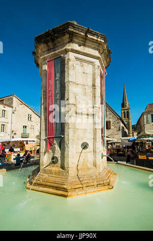 Brunnen in Place Gambetta auf beliebten Markt Tag dieses South Western historische Bastide. Eymet; Bergerac, Dordogne, Frankreich Stockfoto