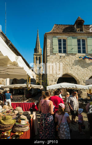 Die Kirche & Place Gambetta auf beliebten Markt Tag in diesem South Western historische Bastide. Eymet; Bergerac, Dordogne, Frankreich Stockfoto