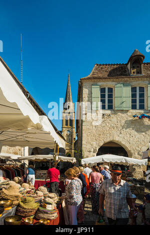 Die Kirche & Place Gambetta auf beliebten Markt Tag in diesem South Western historische Bastide. Eymet; Bergerac, Dordogne, Frankreich Stockfoto