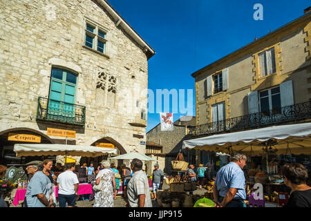 Geschäftigen Place Gambetta und den beliebten Markt am Donnerstag in diesem South Western historische Bastide. Eymet; Bergerac, Dordogne, Frankreich Stockfoto