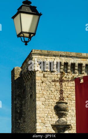 Alte Lampe, Iron Cross & Turm aus dem 13. Jahrhundert Chateau in diesem populären South West historische Bastide. Eymet; Bergerac, Dordogne, Frankreich Stockfoto