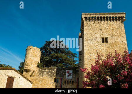 Turm der Burg und der 13 thC Chateau in diesem beliebten SW historische Bastide halten. Eymet; Bergerac, Dordogne, Frankreich Stockfoto