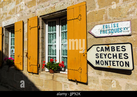 Fenster mit Fensterläden & Zeichen in diesem alten Dorf an der Dropt River in der Nähe von Duras, Allemans-du-Dropt, Lot-et-Garonne, Aquitaine, Frankreich Stockfoto