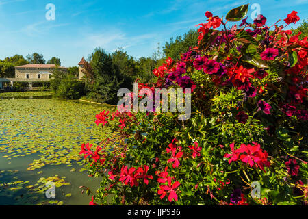 Blumen auf Brücke über Le Dropt Fluss an dieser populären South Western historische Bastide. Eymet; Bergerac, Dordogne, Frankreich Stockfoto