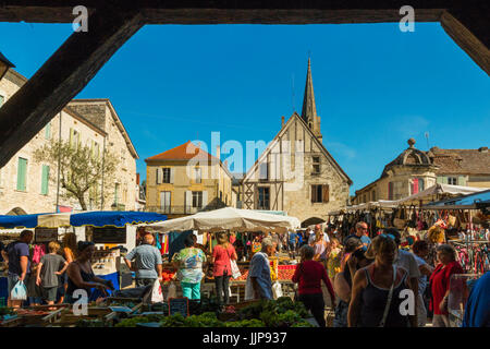 Geschäftigen Place Gambetta und den beliebten Markt am Donnerstag in diesem South Western historische Bastide. Eymet; Bergerac, Dordogne, Frankreich Stockfoto