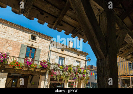 14 thC-Halle Dach und Blumen auf der Place de la Halle in diesem South Western historische Bastide. Villereal; Lot-et-Garonne, Frankreich Stockfoto