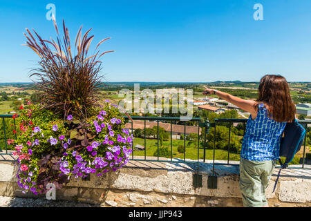 Sightseer & Blume Anzeige an der östlichen Stadtmauer dieser wunderschönen SW historische Bastide. Monflanquin, Lot-et-Garonne, Frankreich Stockfoto