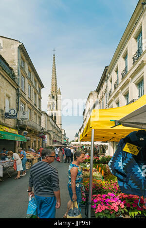 Rue de la Republique&13C Kirche Notre Dame auf der beliebten Markt am Samstag Tag in diesem alten Bastide. Sainte-Foy-la-Grande, Gironde, Aquitanien, Frankreich Stockfoto