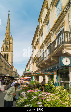 Rue de la Republique&13C Kirche Notre Dame auf der beliebten Markt am Samstag Tag in diesem alten Bastide. Sainte-Foy-la-Grande, Gironde, Aquitanien, Frankreich Stockfoto