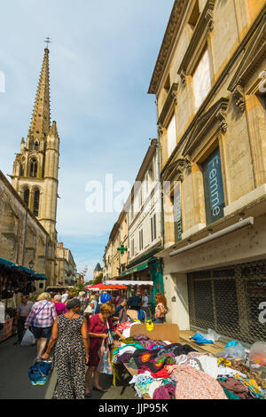 Rue de la Republique&13C Kirche Notre Dame auf der beliebten Markt am Samstag Tag in diesem alten Bastide. Sainte-Foy-la-Grande, Gironde, Aquitanien, Frankreich Stockfoto