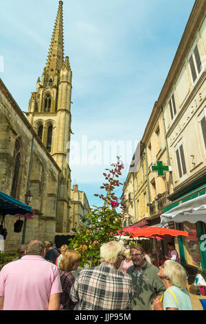 Rue de la Republique&13C Kirche Notre Dame auf der beliebten Markt am Samstag Tag in diesem alten Bastide. Sainte-Foy-la-Grande, Gironde, Aquitanien, Frankreich Stockfoto