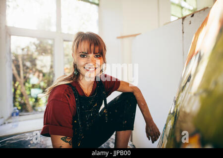Innenaufnahme des professionellen Malerin im Studio. Frau-Künstler machen ein Gemälde auf Leinwand in ihrer Werkstatt. Stockfoto