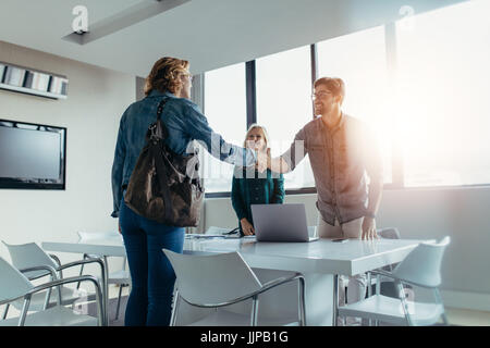 Geschäftsleute Hitzegrade ein treffen. Mann, Händeschütteln mit weiblichen Kunden nach erfolgreichen Geschäftsabschluss. Stockfoto