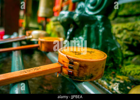KYOTO JAPAN - 24. November 2016: Nahaufnahme eines Hand-waschen-Pavillons im Fushimi Inari-Schrein in Kyōto, Japan Stockfoto