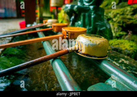 KYOTO JAPAN - 24. November 2016: Nahaufnahme eines Hand-waschen-Pavillons im Fushimi Inari-Schrein in Kyōto, Japan Stockfoto