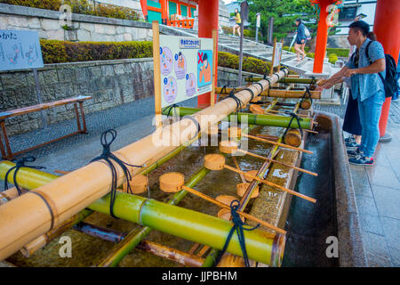 KYOTO JAPAN - 24. November 2016: Nicht identifizierten Personen Händewaschen im Hand-waschen-Pavillon in Fushimi-Inari-Schrein in Kyōto, Japan. Stockfoto