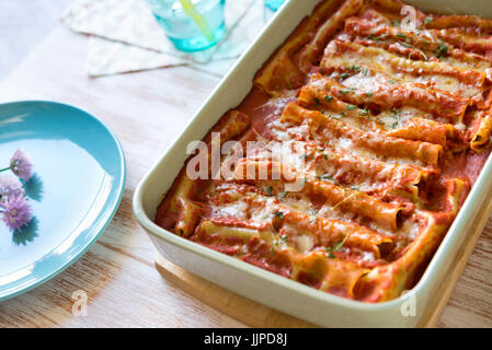 Nahaufnahme von Cannelloni gefüllt mit Spinat und ricotta Stockfoto