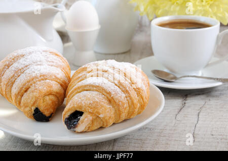 Croissants mit Schoko-Füllung Cup und frischen Kaffee. Vordergrund-Nahaufnahme Stockfoto