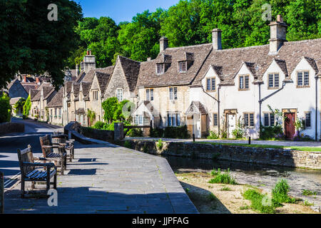 Eine Reihe von ziemlich terrassenförmig angelegten Hütten entlang des Flusses Bybrook in Cotswold Dorf von Castle Combe in Wiltshire. Stockfoto