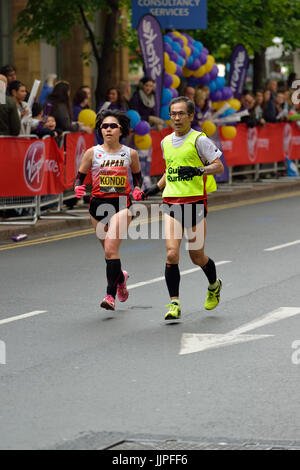 Welt Para Leichtathletik Konkurrent mit Guide Runner, 2017 Virgin Geld London-Marathon, London, Vereinigtes Königreich Stockfoto