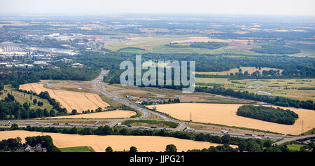 Eine Luftaufnahme von der Autobahn M1 und Luton Airport Sporn, SE Luton, Bedfordshire, England, UK Stockfoto