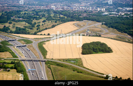 Eine Luftaufnahme von der Autobahn M1 und Luton Airport Sporn, SE Luton, Bedfordshire, England, UK Stockfoto
