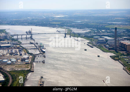 Eine Luftaufnahme des M25 Dartford Crossing (Königin-Elisabeth-Brücke), South East England, UK. Auf der Suche auf dem Fluss Themse. Stockfoto