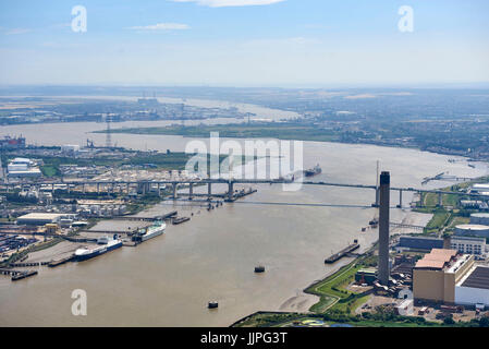 Eine Luftaufnahme des M25 Dartford Crossing (Königin-Elisabeth-Brücke), South East England, UK. Auf der Suche auf dem Fluss Themse. Stockfoto