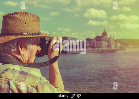 Alten touristischen Mann mit Hut fotografiert Budapest, Ungarn, Vintage-Stil Stockfoto