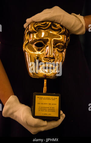 Sperrfrist bis 00:01 BST, Freitag, 21. Juli 2017 *** Bild: BAFTA Award präsentiert The Queen für ihre herausragende Schirmherrschaft der Film- und Fernsehbranche Industries, 2013. In diesem Sommer genießen Besucher die Prunkräume im Buckingham Palace Wiill ein spezielles Display von mehr als 200 Geschenke vorgestellt, ihre Majestät die Königin in ihrer 65-Jahr-Herrschaft und eine besondere Hommage an Diana, Princess of Wales. Die Prunkräume sind offen für die Öffentlichkeit vom 22. Juli bis 1. Oktober 2017. Stockfoto