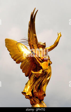 Die Statue des geflügelten Sieges auf dem Victoria Memorial vor dem Buckingham Palace, London, Großbritannien Stockfoto