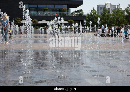 Brunnen im Granary Square, London locken Jugendliche im Sommer abkühlen lassen. Kings Cross Stockfoto