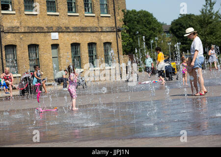 Brunnen im Granary Square, London locken Jugendliche im Sommer abkühlen lassen. Kings Cross Stockfoto