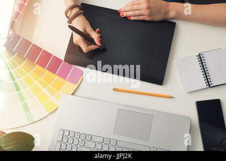 Grafik-Designer mit digitalen Zeichentablett im Büro. Ansicht von oben Stockfoto