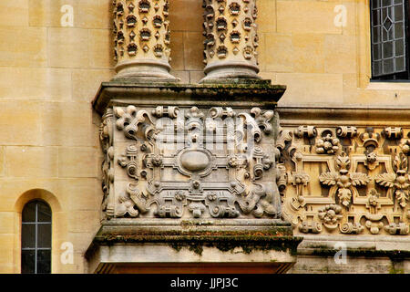 Teilblick auf die Statue von King James, Tower of the Five Orders, Bodleian Library, Oxford University, Großbritannien Stockfoto