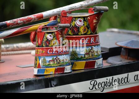 Buckby Gießkannen auf Narrowboat in Braunston. Stockfoto