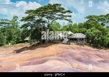 Chamarel, Mauritius - 26. Dezember 2015: Zuschauer für die Hauptsehenswürdigkeit von Mauritius - sieben farbige Erde in Mauritius, Chamarel Naturschutzgebiet. GRE Stockfoto