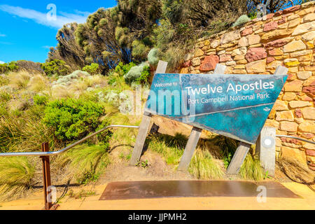 Port Campbell, Victoria, Australien - 30. Dezember 2016: Port Campbell National Park Willkommen Schild am Eingang zum Castle Rock an einem Tag installiert Stockfoto