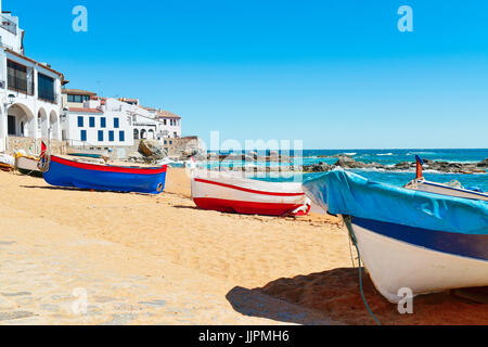 einige alte Fischerboot gestrandet Barques Strandhotel in Calella de Palafrugell, Costa Brava, Katalonien, Spanien, mit seinen Eigenschaften weiße Häuser wi Stockfoto